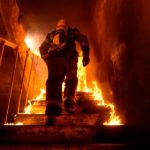 Фото пожарника в горящем здании