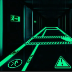 Светящиеся фотолюминесцентные знаки безопасности в коридоре